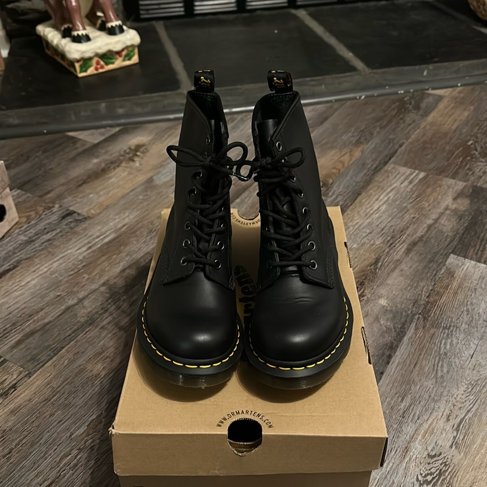 New Women’s 1460 Lace up Dr. Martens
